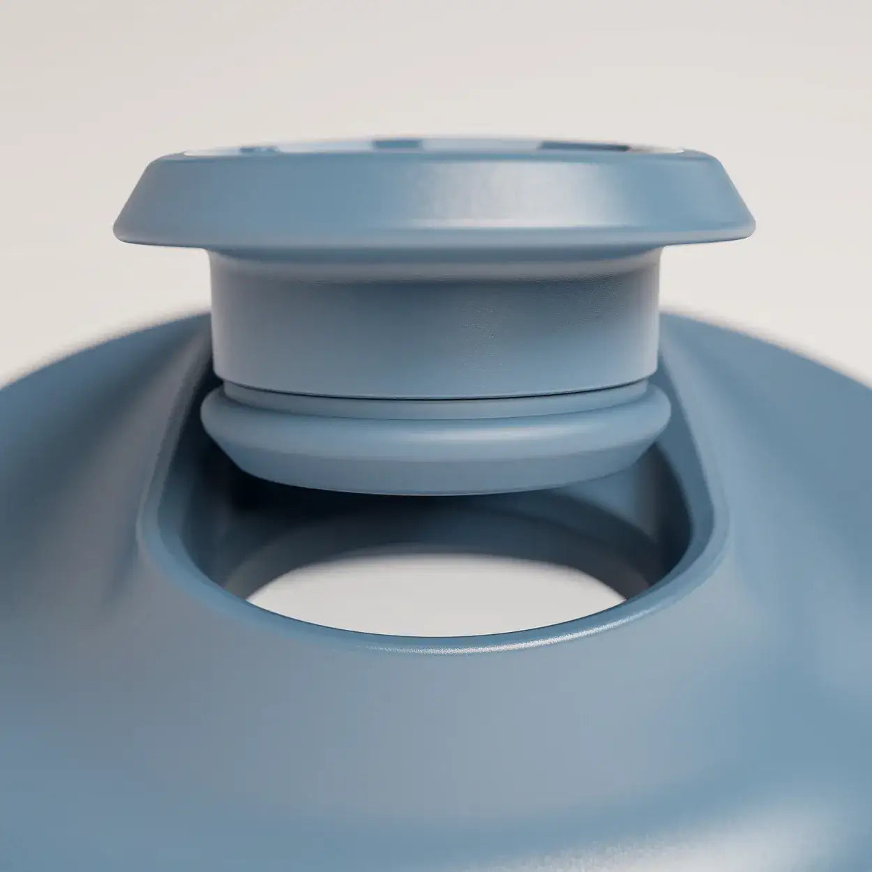 intelligent-cordless-portable-blender-e8 ICB_bottleAssembly_midnightBlue_2_2_MPCloop_edit.webp