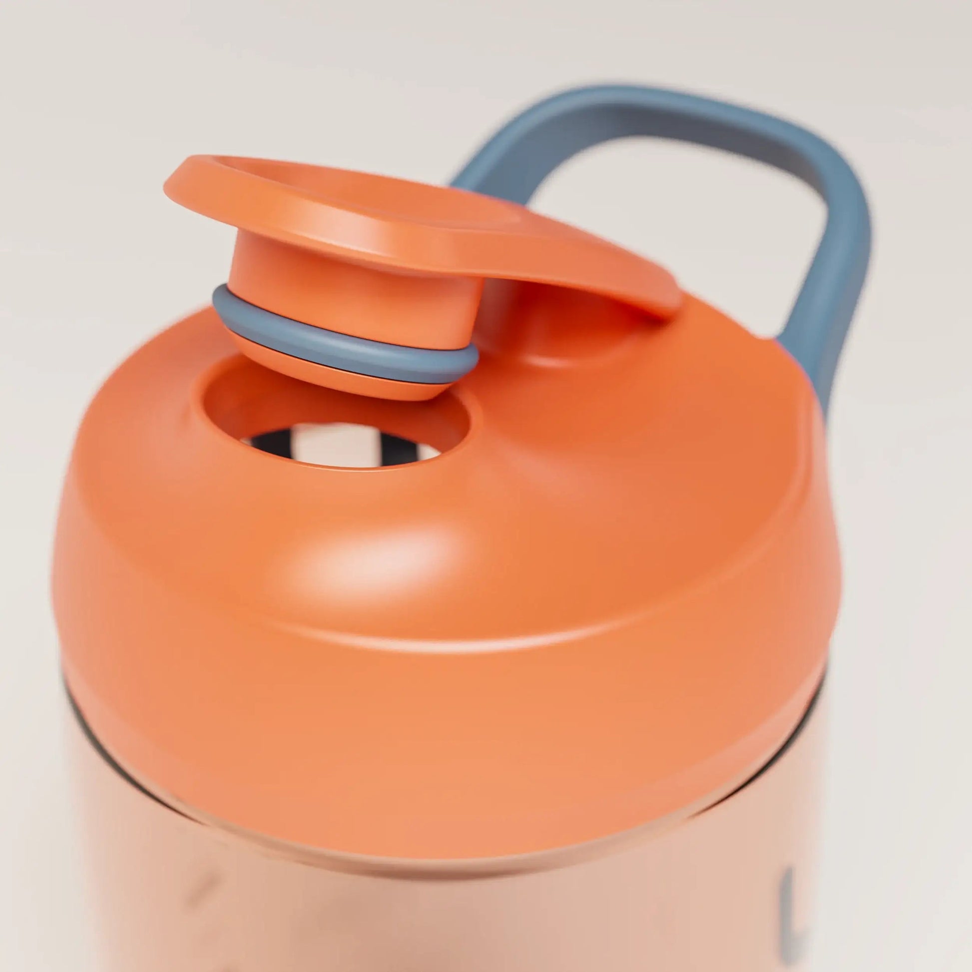 ecozen-performance-shaker-bottle-r5 SHKR_24700_P-S1.1_burntOrange_midnightBlue_2_4_highInsert_edit_5fd2c49f-de30-40e7-8d93-300097a4ce37.png