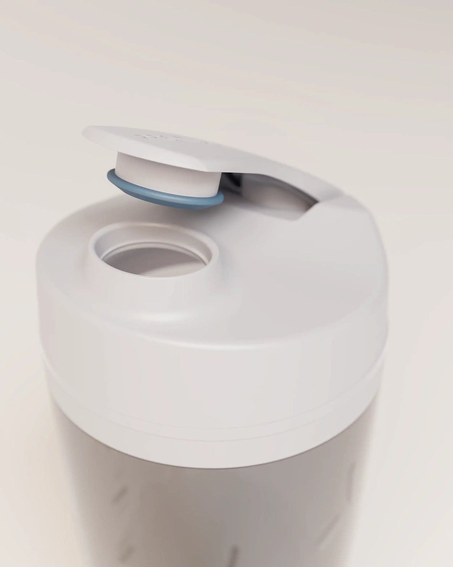 electric-shaker-bottle-q0 VM_LiPo_3.7-700_v1_coolGray_4x5_noNUTRiPOD_2_4_highInsert_EDIT.png