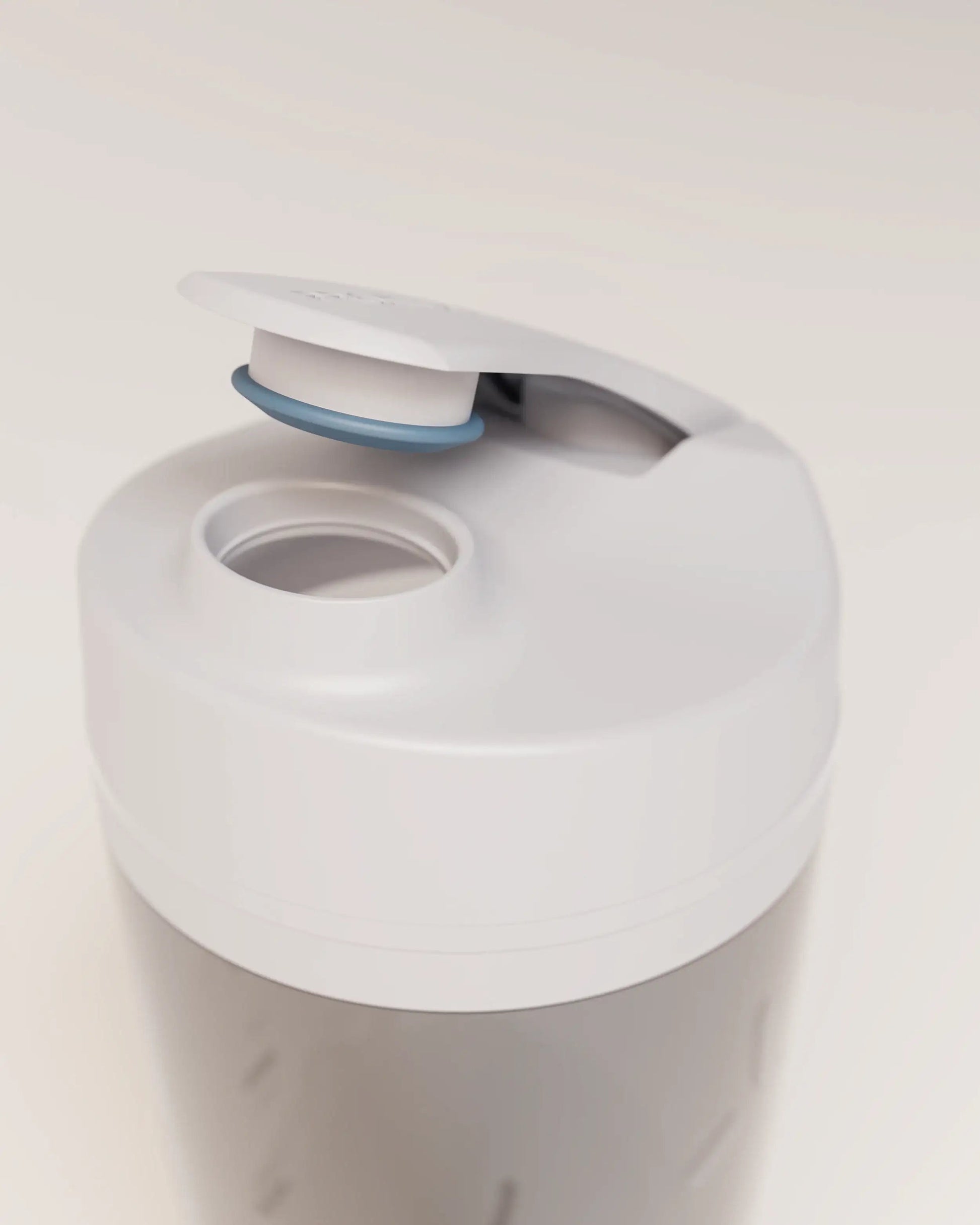 electric-shaker-bottle-q0 VM_LiPo_3.7-700_v1_coolGray_4x5_noNUTRiPOD_2_4_highInsert_EDIT.png